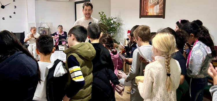 Los niños del CEIP San Antonio de Yeles llenan de Navidad nuestra residencia