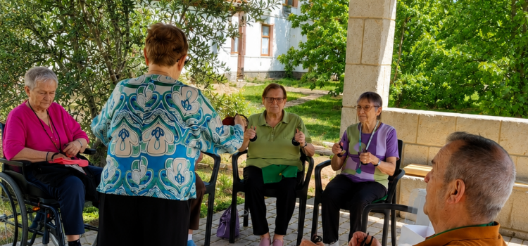 Taller de castañuelas al aire libre en nuestro nuevo cenador